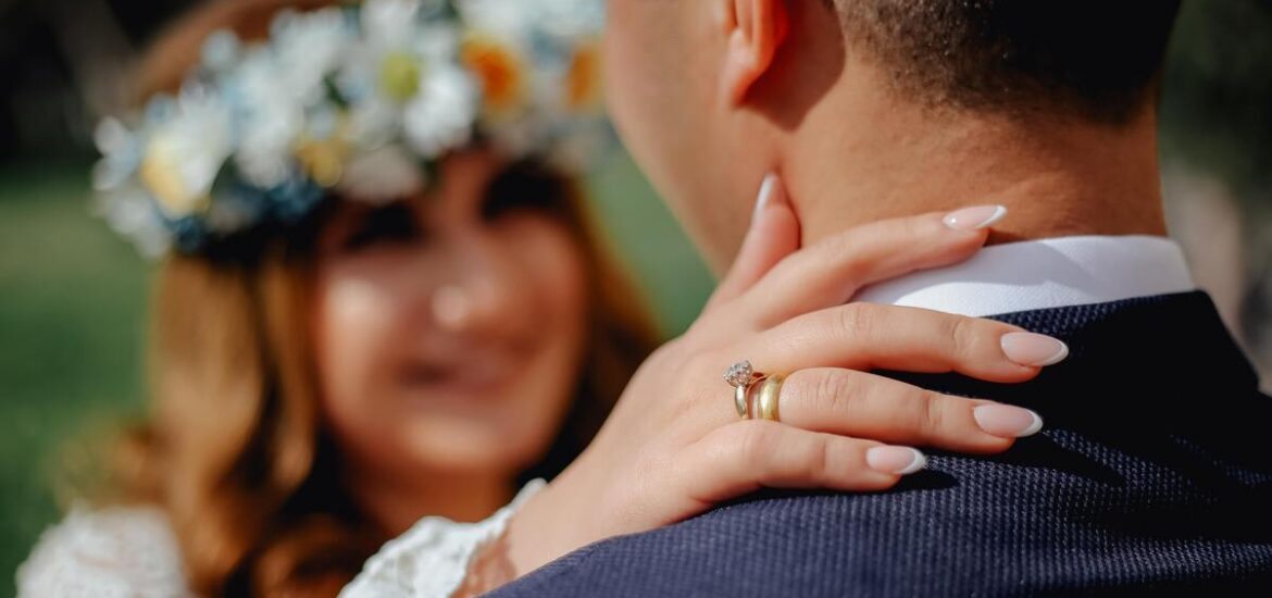 correct way to wear your wedding rings